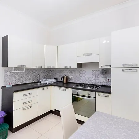 Sb10-Lovely 1 Bedroom Apartment With Views.